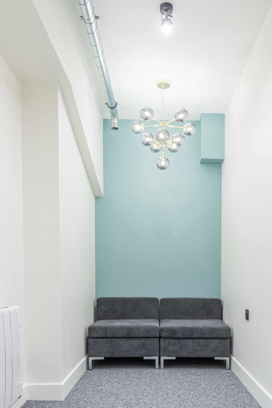Meeting booth avec banquette et mur vert d'eau