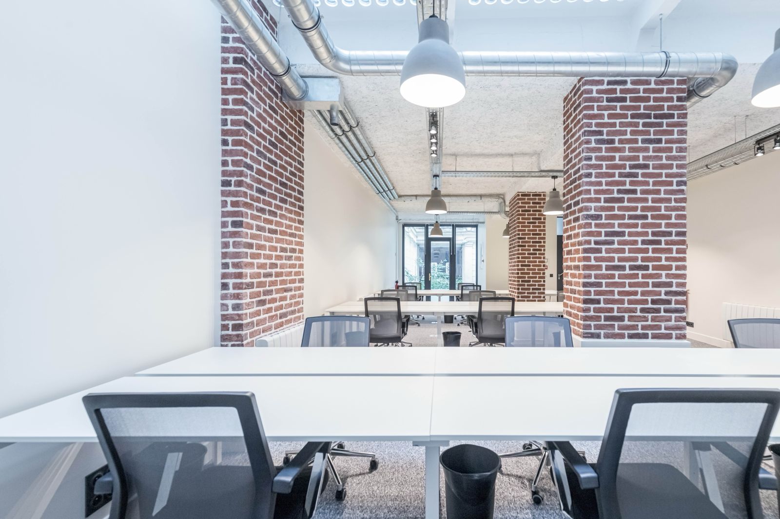 Open-space vu dans l'axe, ouverture sur cour au fond